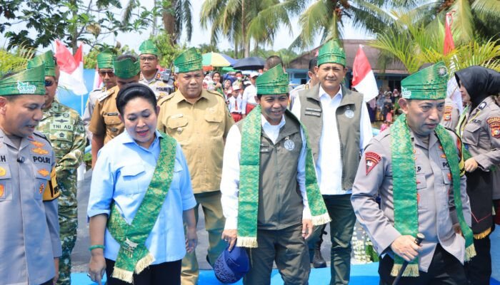 Bupati Kampar Dampingi Kapolri Resmikan Jembatan Merah Putih di Desa Gobah Kecamatan Tambang