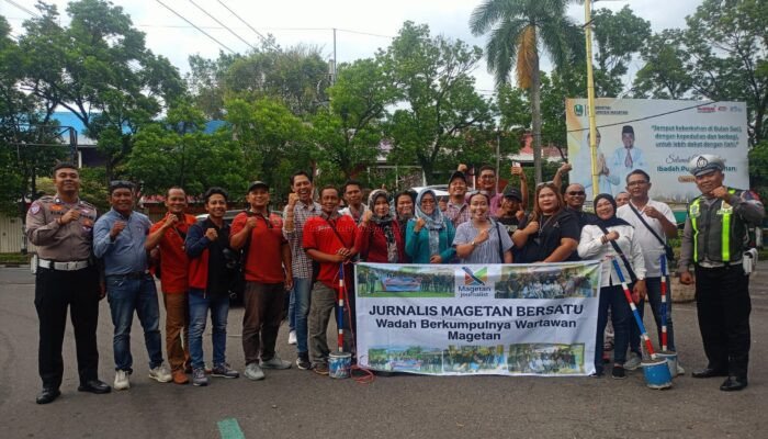 Jurnalis Magetan Bersatu Tebar Ribuan Paket Takjil dan Sembako