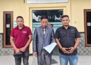 Direktur PT. Lensa Nusantara Multimedia bersama Kuasa Hukum Nurul Jamal Habaib, SH saat diwawancara awak media di Polres Bondowoso. Selasa, 17/3/2026
