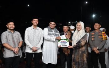 Wali Kota Riyanda Putra Lepas Pawai Obor dan Serahkan Hadiah Lomba Takbiran Idul Fitri 1447 H
