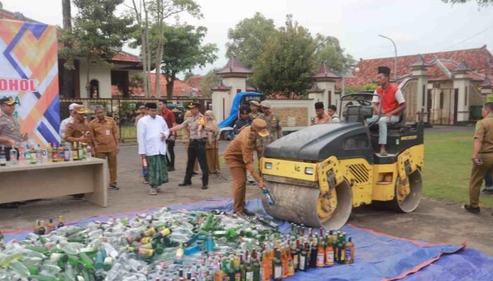 Komitmen Berantas Barang Haram, Pemkab Pamekasan Musnahkan Ribuan Miras