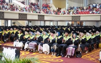 Wisuda ke-142 Hari Kedua Penuh Haru, Rektor Kenang Pengorbanan Orang Tua: Pulang Bukan Hanya Bawa Gelar Tapi Bakti