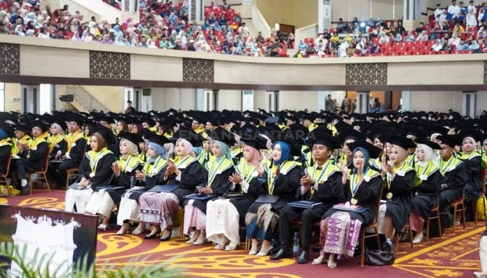 Wisuda ke-142 Hari Kedua Penuh Haru, Rektor Kenang Pengorbanan Orang Tua: Pulang Bukan Hanya Bawa Gelar Tapi Bakti