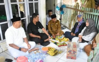 Datangi Rumah Almarhum Guru Ngaji, Bupati Situbondo Salurkan Santunan Rp42 Juta