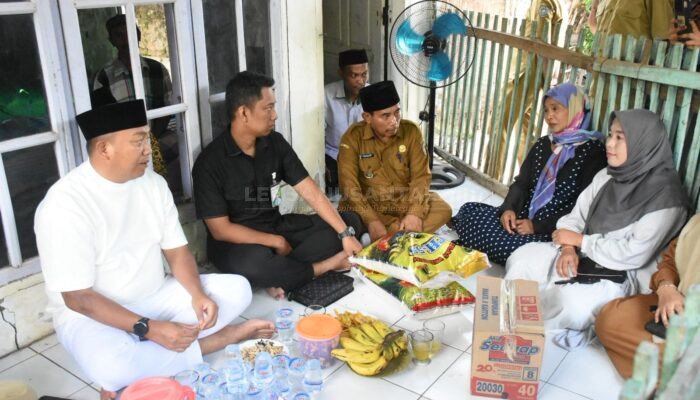Datangi Rumah Almarhum Guru Ngaji, Bupati Situbondo Salurkan Santunan Rp42 Juta