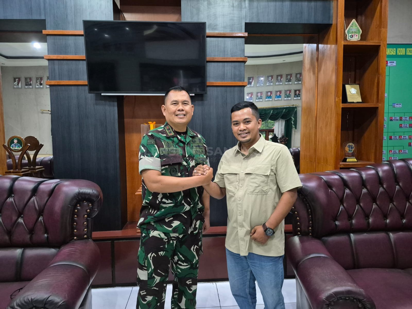 Komandan Kodim 0822 Letkol Inf Prawito bersama Ketua SMSI Bondowoso Arik Kurniawan