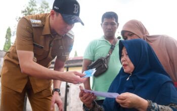 Wali Kota Riyanda Putra Tinjau Korban Kebakaran di Santur, Serahkan Bantuan dan Layanan Administrasi