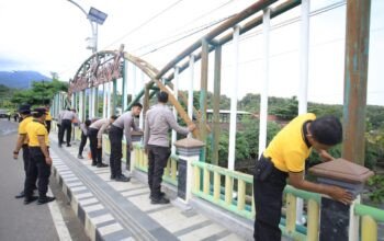 Dukung Program Jembatan Merah Putih Presisi, Polres Madiun Lakukan Kerja Bakti Massal di Jembatan Kresek