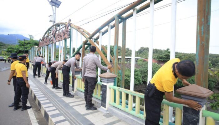 Dukung Program Jembatan Merah Putih Presisi, Polres Madiun Lakukan Kerja Bakti Massal di Jembatan Kresek