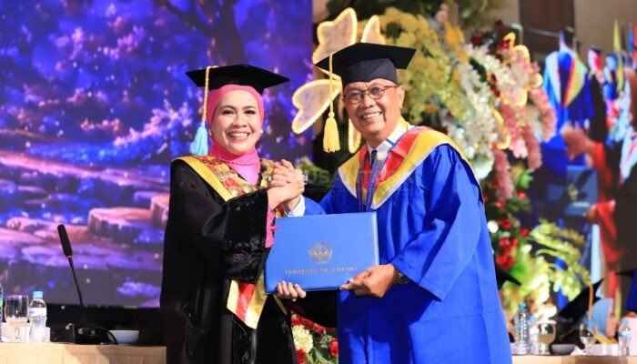 Ketua DPRD Bondowoso Raih Gelar Magister Hukum, Tegaskan Politik adalah Ibadah