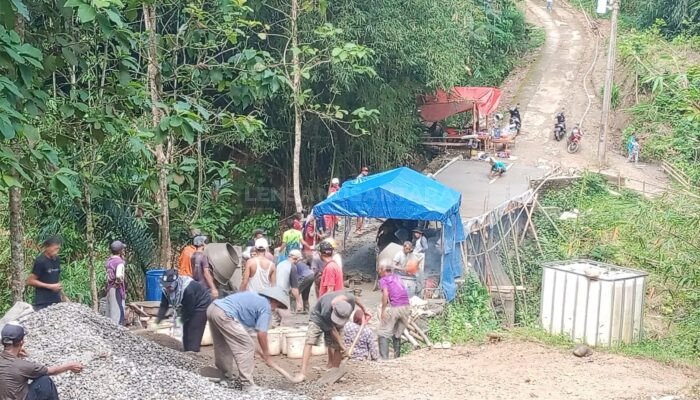 Tidak Adanya Perhatian, Kades dan Masyarakat Desa Merden Banjarnegara, Bangun Jembatan dengan Anggaran Swadaya