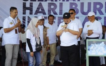 May Day 2026: Ribuan Buruh Senam Kebugaran Massal, Bupati Jombang Warsubi Bagikan 3 Tiket Umroh Gratis