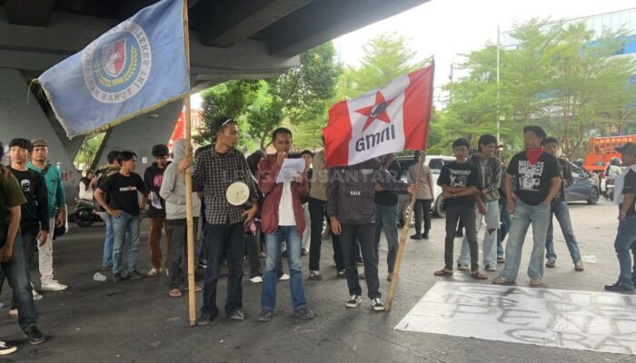 BEM ITEKES Tri Tunas Nasional Gelar Aksi di Boulevard–Pettarani dan Flyover, Soroti Isu Buruh dan Pendidikan