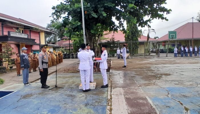 Kasat Binmas Polres Sawahlunto Jadi Pembina Upacara di SMAN 2, Tanamkan Kesadaran Hukum dan Disiplin Pelajar