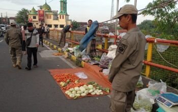 Satpol-PP Jember Tertibkan PKL di Gladak Kembar, Kedepankan Pendekatan Humanis Perlancar Arus Lalu Lintas