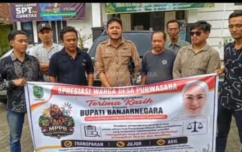Usai Sosialisasi Jawaban Bupati Banjarnegara Terkait Pilprades Desa Purwasaba, Warga dan Peserta Bentangkan Spanduk