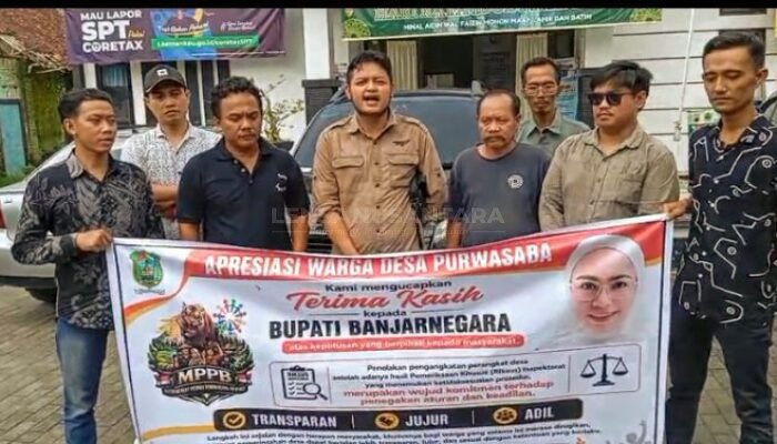 Usai Sosialisasi Jawaban Bupati Banjarnegara Terkait Pilprades Desa Purwasaba, Warga dan Peserta Bentangkan Spanduk