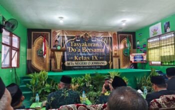 Tangis Haru Warnai Kelulusan MTsN 13 Jombang