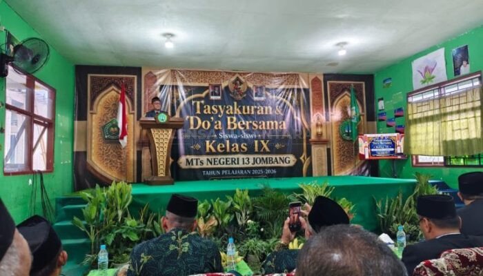 Tangis Haru Warnai Kelulusan MTsN 13 Jombang
