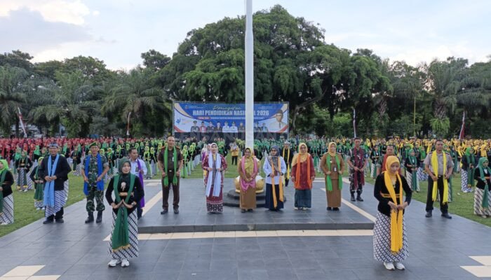 ‎Tari Massal 2.026 Guru dan Pelajar, Meriahkan Puncak Hardiknas di Alun-alun Magetan‎