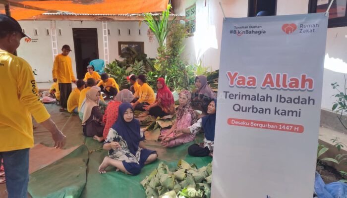 Kurangi Sampah Plastik, Rumah Zakat Jaga Tradisi Bungkus Daging Qurban Pakai Daun Jati di Bondowoso