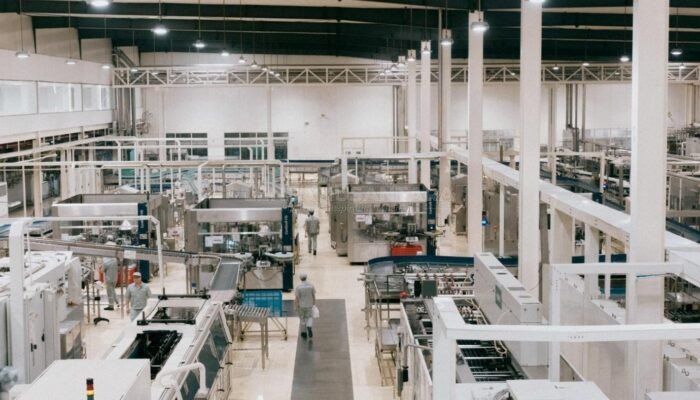 Kenapa Area Mesin Industri Membutuhkan Epoxy Lantai yang Kuat?