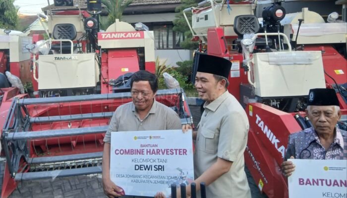 Terima Combine Harvester, Gapoktan Dewi Sri Apresiasi Kepedulian Gus Fawait Terhadap Petani Jember