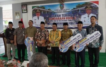 Optimalkan Pelayanan dan Kebersihan Lingkungan, Pemkab Jombang Serahkan 9 Unit Kendaraan Roda Tiga di Kelurahan Jombatan