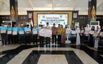 Menteri Haji dan Umrah RI Sambut Kepulangan Jemaah Haji Jombang Sekaligus Salurkan Bantuan UEA