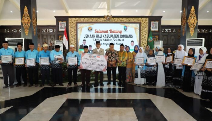 Menteri Haji dan Umrah RI Sambut Kepulangan Jemaah Haji Jombang Sekaligus Salurkan Bantuan UEA