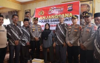 Sambut Hari Bhayangkara ke-80, Kapolres Sawahlunto Gelar Anjangsana dan Serahkan Bingkisan kepada Purnawirawan Polri dan Warakawuri