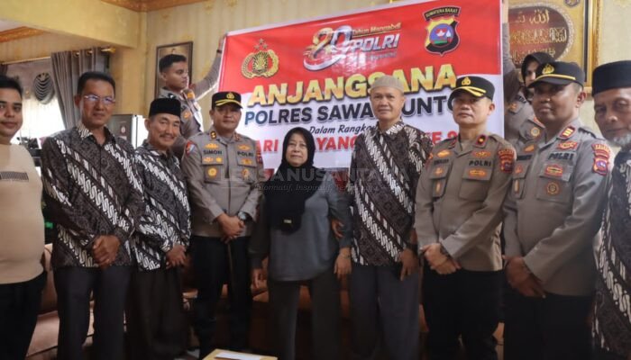 Sambut Hari Bhayangkara ke-80, Kapolres Sawahlunto Gelar Anjangsana dan Serahkan Bingkisan kepada Purnawirawan Polri dan Warakawuri