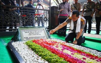 Jelang Hari Bhayangkara, Kapolri Ziarah ke Makam Gus Dur di Jombang