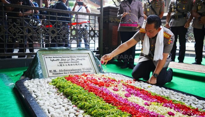 Jelang Hari Bhayangkara, Kapolri Ziarah ke Makam Gus Dur di Jombang