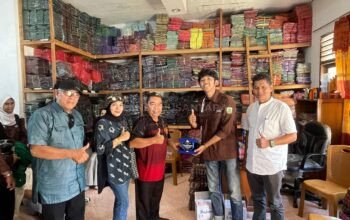 Gali Potensi Hasil Bumi, HIMAGRID Unand Latih Warga Silungkang Oso Produksi Body Scrub Berbahan Kulit Kayu Manis