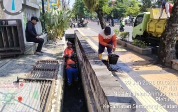 Cegah Genangan di Jantung Kota, DPU Semarang Keruk Sedimen Drainase