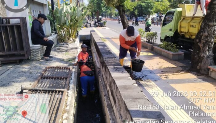 Cegah Genangan di Jantung Kota, DPU Semarang Keruk Sedimen Drainase