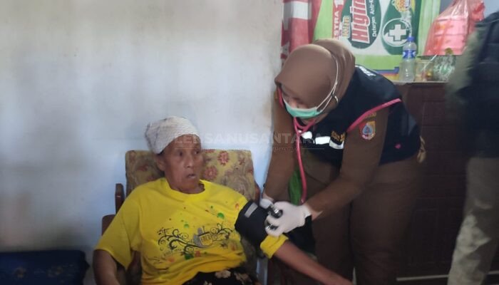 Puskesmas Pakusari Jember Rutin Kunjungi Pasien di Rumah, Lansia Benjolan Perut Dapat Pendampingan Medis