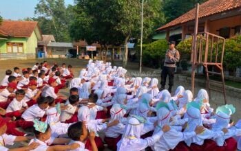 MPLS Hari Kedua di SDN 1 Karangsalam Banjarnegara, Para Siswa Diajak Test Drive Anggota Kepolisian