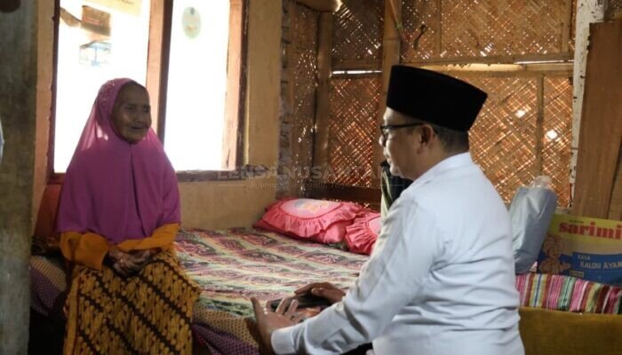 Tinjau Lansia Tunggal di Mayang, Pemkab Jember Serahkan Bansos dan Layanan Kesehatan