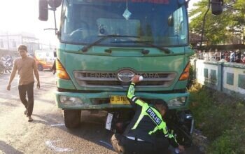 Diduga Truk Hilang Kendali di Depan Samsat Jombang, 2 Karyawan PT Pei Hai Tewas dan Pedagang Menceburkan Diri ke Sungai