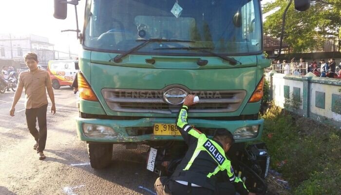 Diduga Truk Hilang Kendali di Depan Samsat Jombang, 2 Karyawan PT Pei Hai Tewas dan Pedagang Menceburkan Diri ke Sungai