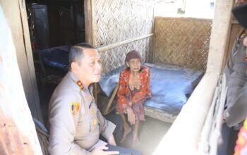 Wujud Kepedulian, Kapolres Bondowoso Bantu Tiga Lansia Dhuafa yang Hidup Seorang Diri