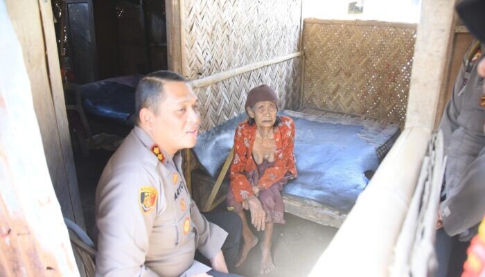 Wujud Kepedulian, Kapolres Bondowoso Bantu Tiga Lansia Dhuafa yang Hidup Seorang Diri