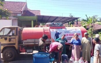 Rumah Zakat Salurkan 20 Truk Tangki Air Bersih untuk Warga Terdampak Kemarau di Lumajang