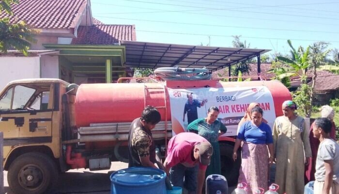 Rumah Zakat Salurkan 20 Truk Tangki Air Bersih untuk Warga Terdampak Kemarau di Lumajang