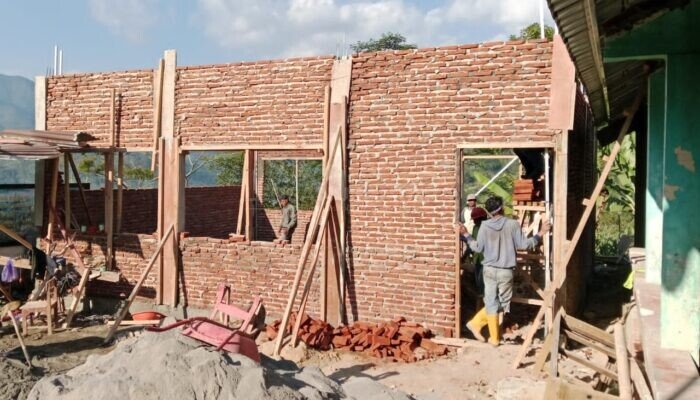 Pekerja Proyek Revitalisasi di SDN 1 Pingitlor Banjarnegara Senilai Rp 1 Miliar lebih Tanpa APD, Maryo : Tidak Ada Anggaran APD