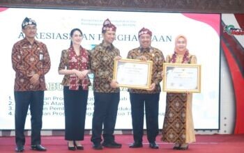Harganas ke-33 di Malang: Bupati Jombang Warsubi dan Ketua TP PKK Yuliati Nugrahani Warsubi Menerima Penghargaan Nasional