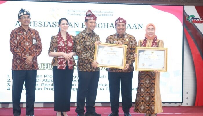 Harganas ke-33 di Malang: Bupati Jombang Warsubi dan Ketua TP PKK Yuliati Nugrahani Warsubi Menerima Penghargaan Nasional