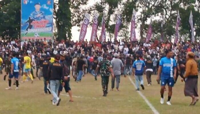 Semi Final Sepak Bola Open Turnamen Danlanud Cup XXIV di Purbalingga Ricuh, Wasit Terluka